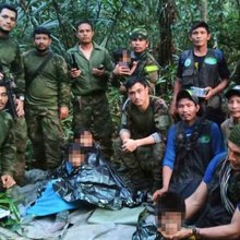 Στρατιώτες και ιθαγενείς άνδρες ποζάρουν μαζί με τα τέσσερα παιδιά που είχαν εξαφανιστεί μετά από συντριβή αεροσκάφους