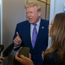 Η στιγμή που ο Ντόναλντ Τραμπ ειρωνεύεται δημοσιογράφο του CBS News