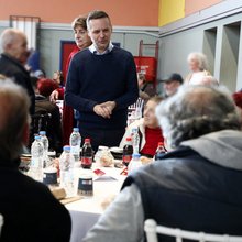 Ο Χάρης Δούκας συνομιλεί με πολίτες