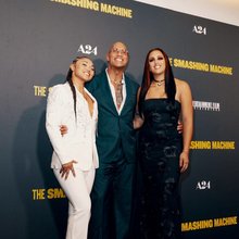 Ο Ντουέιν Τζόνσον στην πρεμιέρα της ταινίας του με την κόρη του και της σύντροφό της