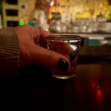 Το ουίσκι, το κονιάκ και το λικέρ ακούγονται σαν την πιο παλιά, παρηγορητική συνταγή για χαλάρωση / SHUTTERSTOCK