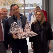 Ο Αδωνις Γεωργιάδης μοίρασε γλυκά σε νοσοκομεία