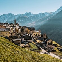 Στην Ελβετία των τεσσάρων επίσημων γλωσσών, υπάρχει μια πέμπτη που μοιάζει να ζει στο περιθώριο: τα ρωμανσικά [ή ρομανσικά], η γλώσσα περίπου του 1% του πληθυσμού, κρυμμένη στις κοιλάδες του Γκριζόν / SHUTTERSTOCK