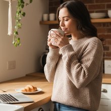 Γυναίκα απολαμβάνει τον καφέ της