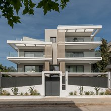 πρόσοψη κτιρίου πολυκατοικίας με μεζονέτες Βούλα Αττική