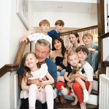 O Άλεκ Μπάλντουιν με την σύζυγό του Χιλάρια και τα 7 παιδιά τους 