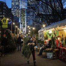 Γυναίκα στη Νέα Υόρκη που κουβαλά χριστουγεννιάτικο δέντρο