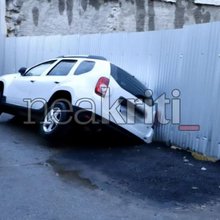 Αυτοκίνητο έπεσε σε κρατήρα που άνοιξε λόγω βροχής στο Ηράκλειο