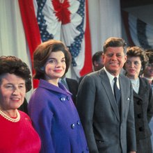 Η Τζάκι Κένεντι με το εμβληματικό παλτό της