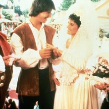 Η Jill Schoelen, που πρωταγωνίστησε ως αδερφή της Drew Barrymore στην χριστουγεννιάτικη ταινία cult «Babes in Toyland