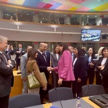 Η Νίκη Κεραμέως δέχεται συγχαρητήρια στην ΕΕ