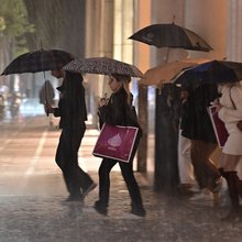Κόσμος με ομπρέλες στη κακοκαιρία