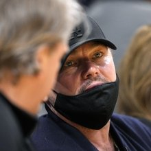 Ο Λεονάρντο Ντι Κάπριο με καπέλο και μάσκα