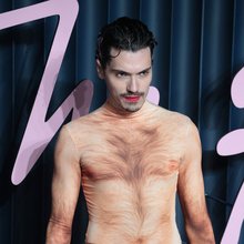 Influencer εμφανίστηκε «γυμνός» στα British Fashion Awards