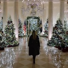 Η Μελάνια Τραμπ μας ξεναγεί στον χριστουγεννιάτικο Λευκό Οίκο 