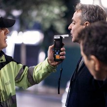 Ο Κυριάκος Μητσοτάκης κάνει αλκοτέστ στη Σταδίου -