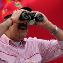 Ο πρόεδρος της Βενεζουέλας, Νικολάς Μαδούρο κοιτάζει με κυάλια 