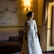 Ένα νυφικό διαφορετικό από τα άλλα: Καρό μοτίβο, ζωγραφισμένα λουλούδια και χειροποίητες λεπτομέρειες