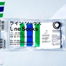 Οι λεγόμενες conbini socks έχουν μετατραπεί σε παγκόσμιο cult αντικείμενο, σε σουβενίρ που αναζητούν ταξιδιώτες, expats και creators, και σε σύμβολο της σύγχρονης ιαπωνικής καθημερινότητας / WIKIPEDIA