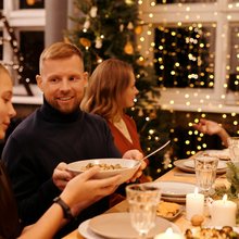 Στο γιορτινό τραπέζι, το να μη ρίξεις λάδι στη φωτιά είναι συχνά η πιο γενναία στάση / PEXELS