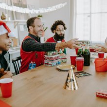 Το Secret Santa υποτίθεται ότι είναι μια ακίνδυνη, σχεδόν παιδική τελετουργία του γραφείου: λίγη ανωνυμία, ένα μικρό δώρο, μια αφορμή για γέλιο πριν κλείσει η χρονιά / PEXELS