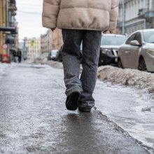 Πεζός σε παγωμένο πεζοδρόμιο