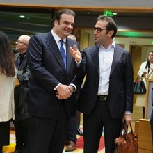 Ο υπουργός Οικονομικών Κυριάκος Πιερρακάκης (κέντρο αριστερά) συνομιλεί με τον Ισπανό υπουργό Οικονομίας Κάρλος Κουέρπο Καμπαγιέρο (κέντρο δεξιά) κατά τη διάρκεια συνάντησης των υπουργών Οικονομικών της ευρωζώνης/ Φωτογραφία AP