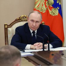 Ο Βλαντιμίρ Πούτιν με επιτελείς του 