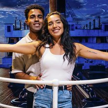  Ζευγάρια περιμένουν στη σειρά για να φωτογραφηθούν μπροστά από πράσινη οθόνη, αναπαριστώντας τη διάσημη σκηνή της πλώρης από την ταινία του Τζέιμς Κάμερον / INSTAGRAM