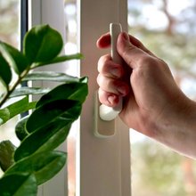 Ανοιχτό παράθυρο σε σπίτι