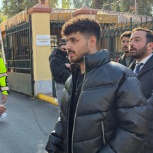 O 22χρονος τραγουδιστής που μήνυσε τον Γιώργο Μαζωνάκη