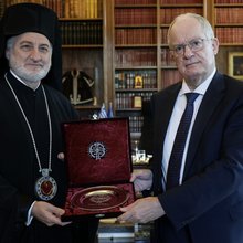 Τον αρχιεπίσκοπο Αμερικής Ελπιδοφόρο υποδέχθηκε στο προεδρικό μέγαρο ο Κωνσταντίνος Τασούλας