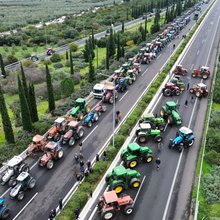 Πανοραμική εικόνα από το μπλόκο αγροτών στον Ε65 στην έξοδο του Μπράλου 