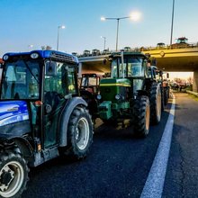 Αγροτικά μπλόκα με τρακτέρ