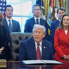 Ο Ντόναλντ Τραμπ μιλά σε δημοσιογράφους στο Οβάλ Γραφείο