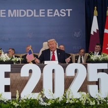 Ο Ντόναλντ Τραμπ στην υπογραφή της ειρηνευτικής συμφωνίας για τη Μέση Ανατολή με τους συμμάχους του