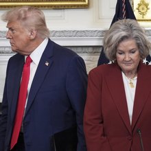 Ο Ντόναλντ Τραμπ με την προσωπάρχη του Λευκού Οίκου, Σούζι Γουάιλς