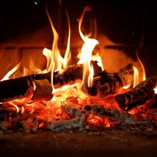 Ξύλα που καίγονται στο τζάκι