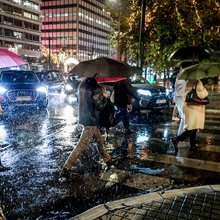 Πεζοι στη βροχή στο κέντρο της Αθήνας