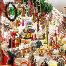 Στολίδια και γούρια στα Χριστουγεννιάτικα μπαζάρ 