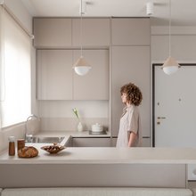 κουζίνα γυναίκα ντουλάπια σπίτι μικρό Χολαργός