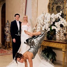 Χαμός στα social με τον ανάρμοστο χορό της Βικτόρια Μπέκαμ στον γάμο του γιου της