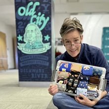 1.531 μοναδικά ζευγάρια, ένας αριθμός που ανέδειξε τον αμερικανό δημοσιογράφο ως νέο κάτοχο του ρεκόρ για τη μεγαλύτερη συλλογή καλτσών στον κόσμο / CBS