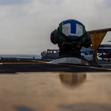 Αμερικανικό μαχητικό προσγειώνεται στο αεροπλανοφόρο USS Abraham Lincoln