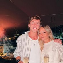 Ο Αντίνο με τη σύντροφό του