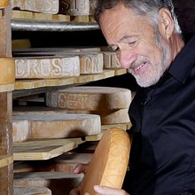 Για γενιές, οι κάτοικοι ενός ελβετικού χωριού συνήθιζαν να φυλάσσουν έναν ολόκληρο κεφάλι τυριού για την ίδια τους την κηδεία / FACEBOOK