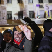 Βούλγαροι ποζάρουν με χαρτονομίσματα του ευρώ μπροστά το μέγαρο της Εθνικής Τράπεζας της Βουλγαρίας στη Σόφια