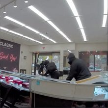 Οι ληστές διέφυγαν με λεία ενός εκατ. δολαρίων από το κοσμηματοπωλείο στη νότια Καλιφόρνια