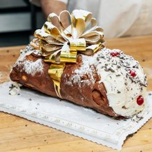 Το γιγάντιο κανόλο του Circo’s Pastry Shop στη Νέα Υόρκη 