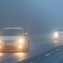 Προβολείς ομίχλης αυτοκινήτου σε συνθήκες έντονης βροχόπτωσης 